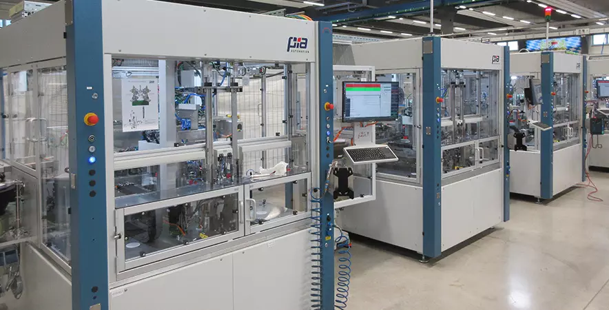 Die Anlagenarchitektur verbindet mehrere Montagemodule, darunter sechs Multiblade-Sationen, über parallele High-Speed-Fördersysteme.