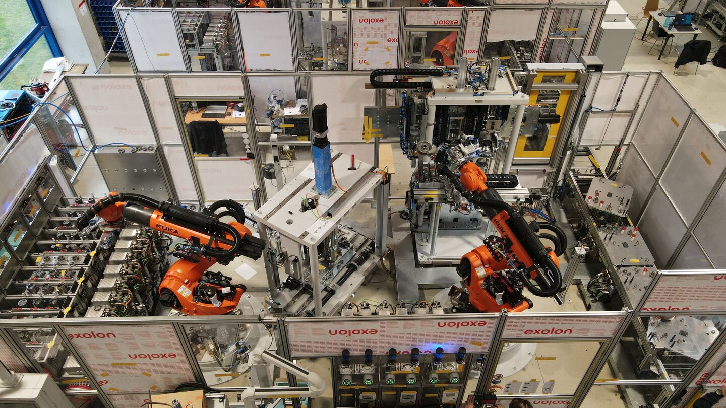 Roboterzelle für den automatisierten Einbau eines Lagers mit integrierter Vereinzelung und Zuführung von Anbaumaterial sowie nachgelagertem Schraubprozess der Wellenschraube.