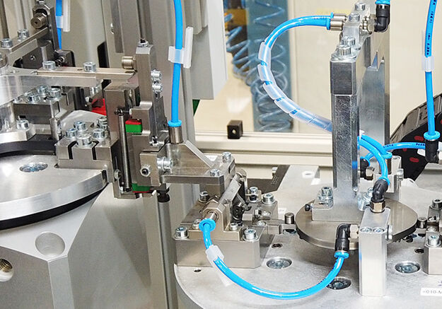 The multi-blade station singulates razor blades and precisely positions them for assembly onto the cartridge frame.