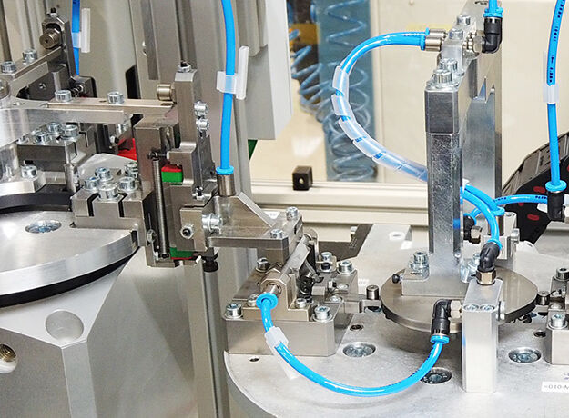 Die Multiblade-Station vereinzelt Rasierklingen und positioniert sie präzise zur Montage auf dem Trägerrahmen.