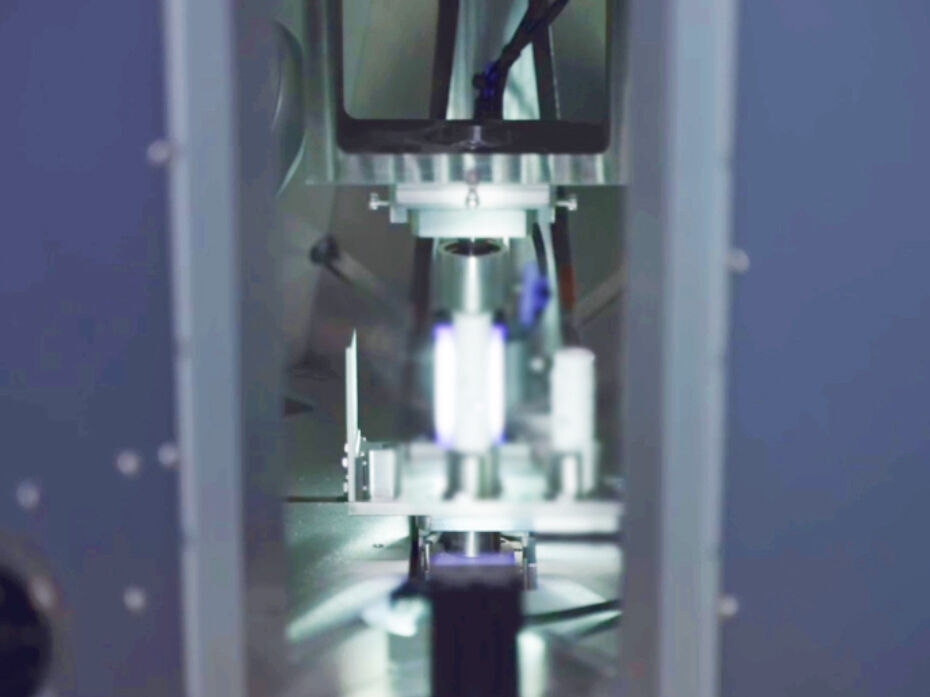 Detailaufnahme des UV-Laserkennzeichnungsprozesses mit präziser Bauteilpositionierung und integrierter Inline-Inspektion in der Medizinfertigung.