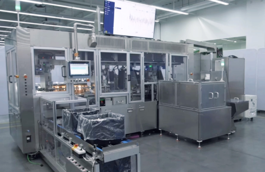 Gesamtansicht der hochpräzisen Laserkennzeichnungs- und Inspektionsanlage für die automatisierte Kennzeichnung medizinischer Komponenten.