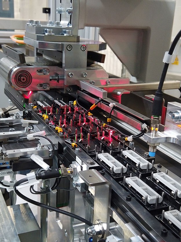 Eigens entwickelte High-Speed-Fördersysteme ermöglichen einen kontinuierlichen, taktzeitoptimierten Materialfluss bei maximalem Produktionsdurchsatz.