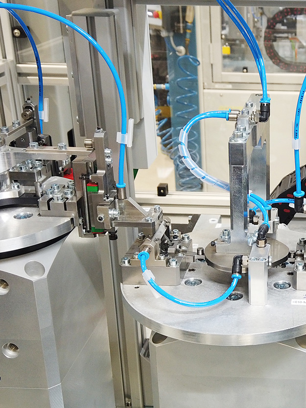 Die Multiblade-Station vereinzelt Rasierklingen und positioniert sie präzise zur Montage auf dem Trägerrahmen.