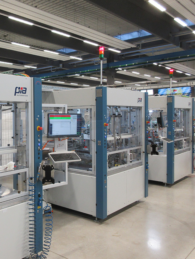 Die Anlagenarchitektur verbindet mehrere Montagemodule, darunter sechs Multiblade-Sationen, über parallele High-Speed-Fördersysteme.