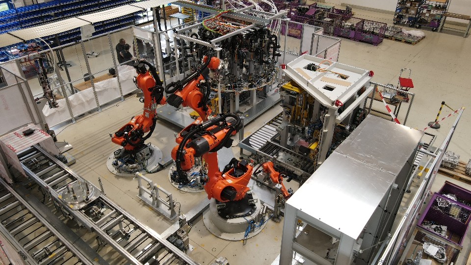 Roboterzelle zur sogenannten „Hochzeit“ von E-Motor und Getriebe mit vollautomatisiertem Fügeprozess und anschließender Verschraubung durch eine integrierte Schraubstation.